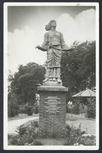 17592 Afbeelding van het Verzetsmonument in het park De Wildbaan aan de Hoofdstraat te Driebergen-Rijsenburg.
